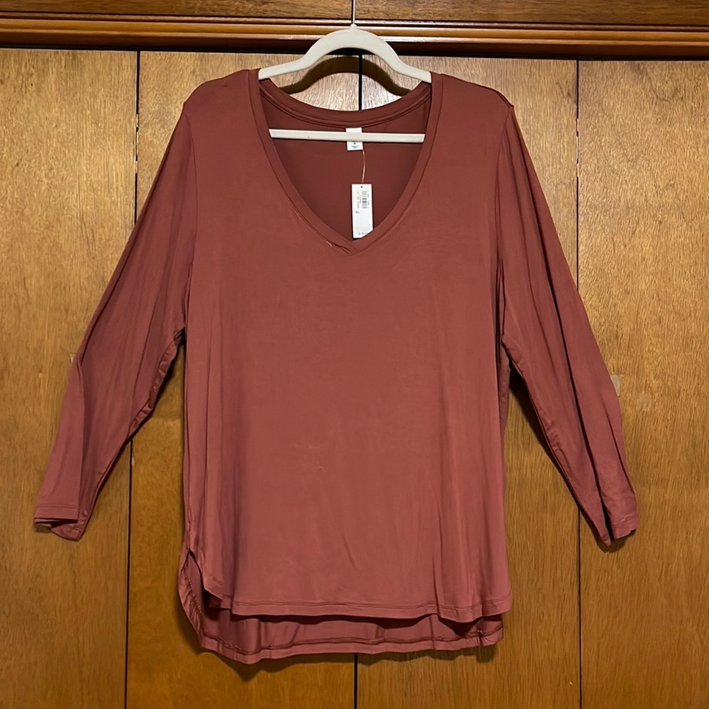 ⭐️Long sleeve v-neck top.   Size XL